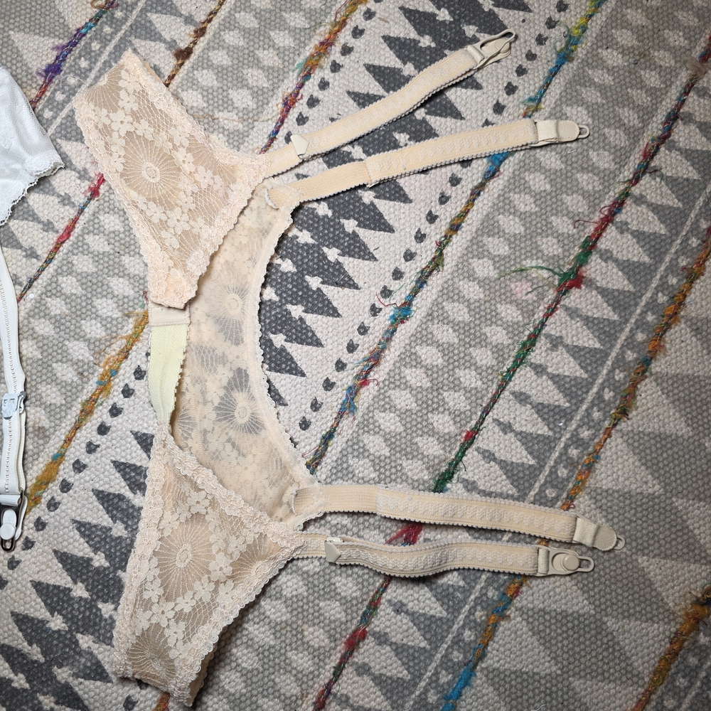 Lace Garter Belt Set in White and Beige - Picture 4 of 7